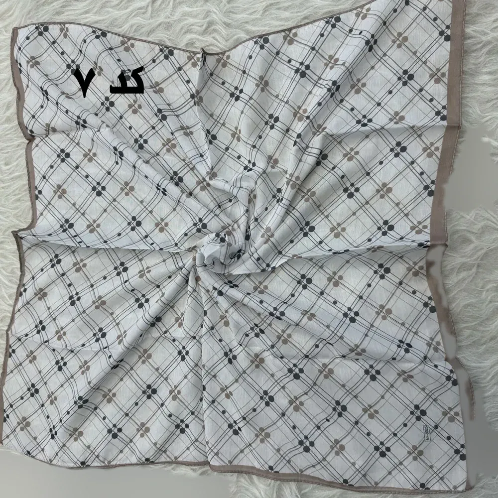 مینی اسکارف نخی نسکافه ای طرح دار قواره 65 در 65 سانتی متر